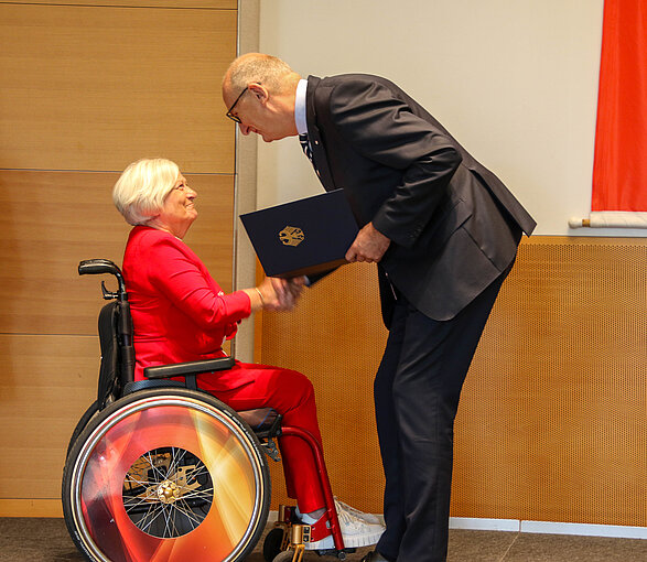 Ministerpräsident Dietmar Woidke überreicht Bundesverdienstorden an Marianne Seibert.