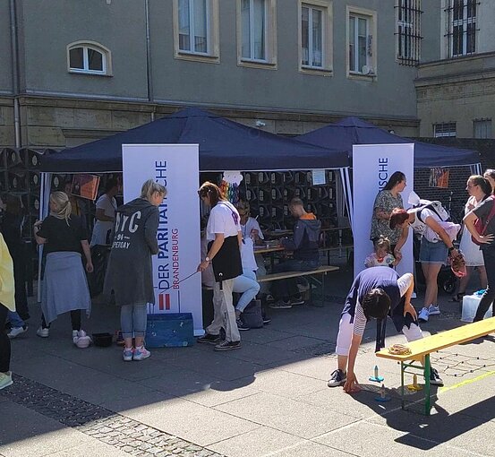 Menschen in Aktion mit Paritätischen Bannern