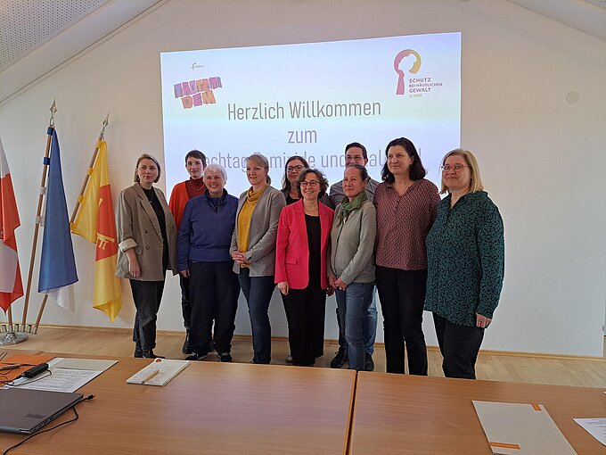 Teilnehmende am Fachtag Femizid und Stalking stellen sich für ein gemeinsames Foto auf
