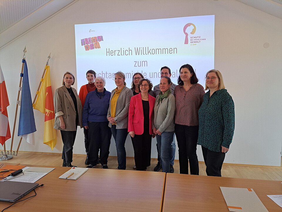 Teilnehmende am Fachtag Femizid und Stalking stellen sich für ein gemeinsames Foto auf