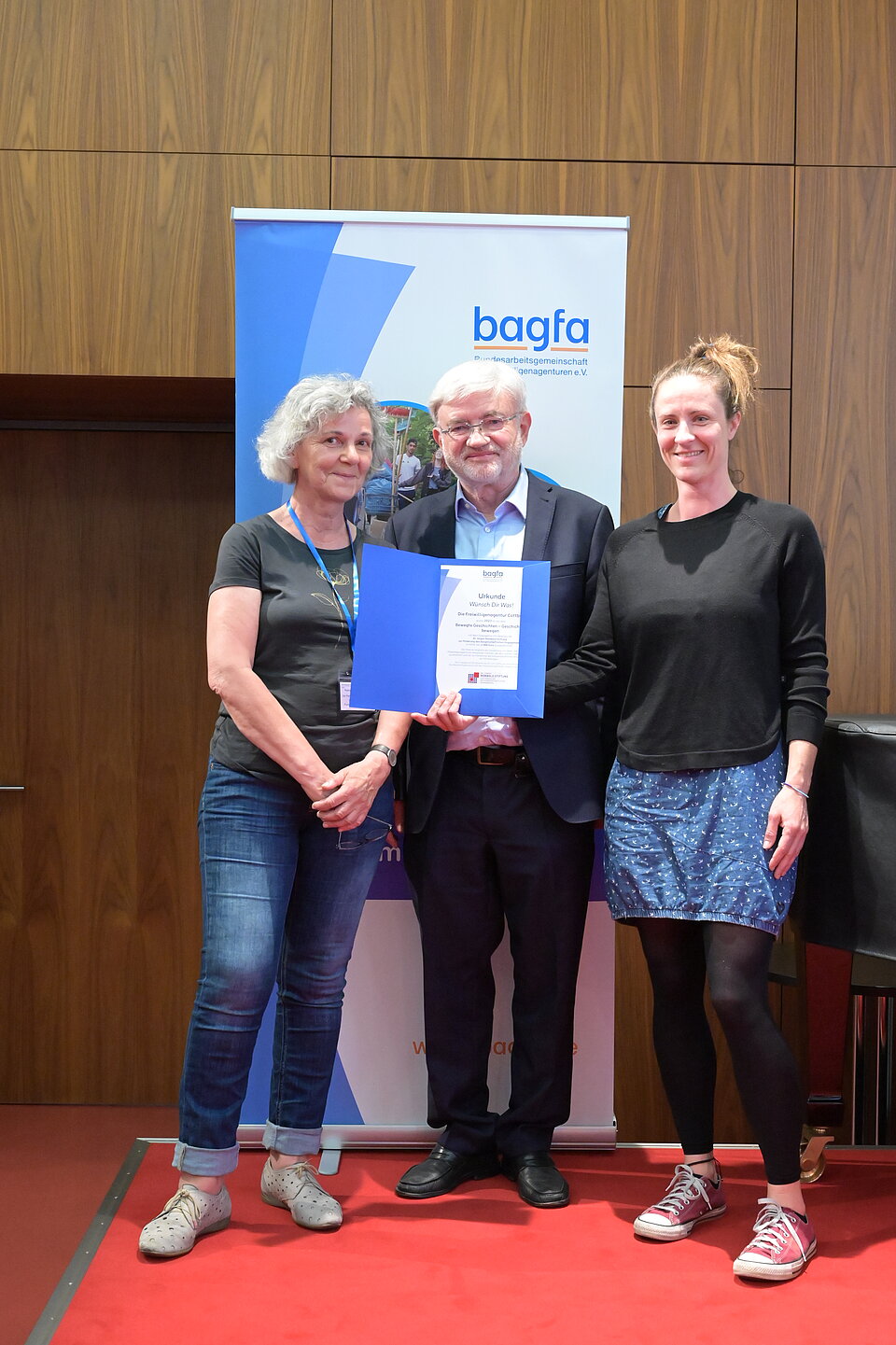 v.l.n.r. Ramona Franze-Hartmann, Leiterin Freiwilligenagentur Cottbus, Dr. Jürgen Rembold StifteJulia Kaiser und Koordinatorin „ Freude bei Sport Bewegung und Begegnung“